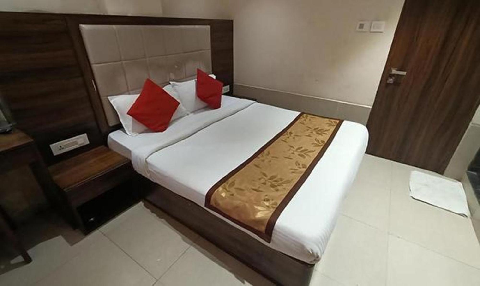 Fabhotel Regal Inn Мумбаи Экстерьер фото